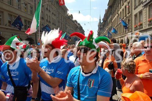 Iitalienische Fussballfans in Bern vor der Fanzone auf dem Bundesplatz. Dutch and italian footballfans in Bern in front of the Euro 2008 Fanzone on the Bundesplatz.