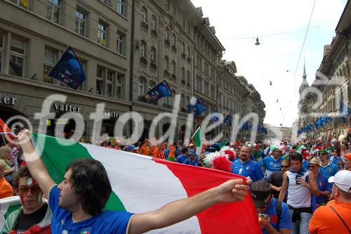 Iitalienische Fussballfans in Bern vor der Fanzone auf dem Bundesplatz. Dutch and italian footballfans in Bern in front of the Euro 2008 Fanzone on the Bundesplatz.