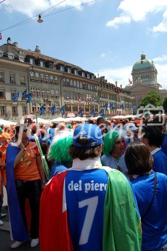 Holländische und italienische Fussballfans in Bern vor der Fanzone auf dem Bundesplatz. Dutch and italian footballfans in Bern in front of the Euro 2008 Fanzone on the Bundesplatz.