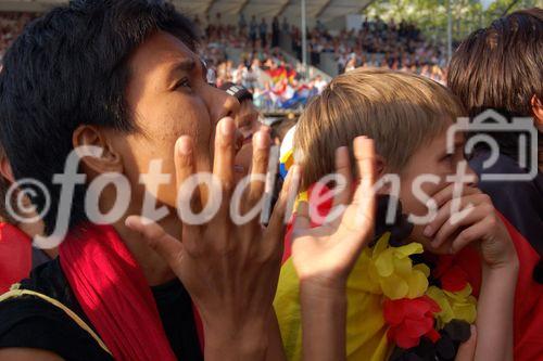 Fassungslose Deutsche Fussballfans in der public viewing arena von Zürich