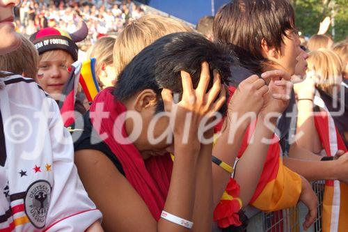 Fassungslose Deutsche Fussballfans in der public viewing arena von Zürich