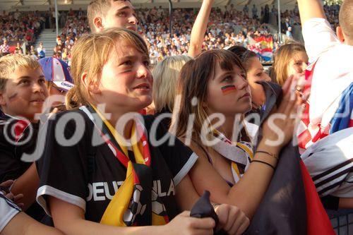 Fassungslose Deutsche Fussballfans in der public viewing arena von Zürich