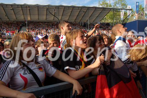 Schockierte Deutsche Fans und Zuschauer in der public viewing arena von Zürich als beim Spiel gegen die Kroaten in Klagenfurt und die Deutsche NAtionalelf eine Niederlagen einstecken musste