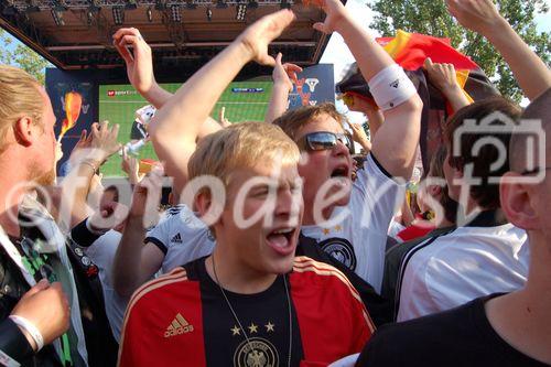 Wütende und schockierte Deutsche Fans und Zuschauer in der public viewing arena von Zürich als beim Spiel gegen die Kroaten in Klagenfurt und die Deutsche NAtionalelf eine Niederlagen einstecken musste