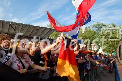 Deutsche und kroatische Fans feuern ihre Mannschaft in der public viewing fanzone von Zürich an