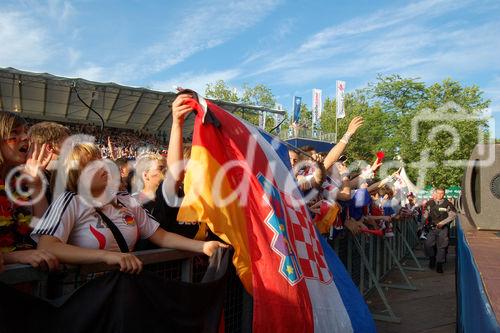 Deutsche und kroatische Fans feuern ihre Mannschaft in der public viewing fanzone von Zürich an