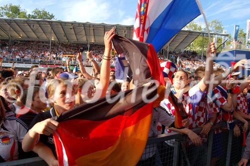 Deutsche und kroatische Fans feuern ihre Mannschaft in der public viewing fanzone von Zürich an