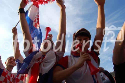 Jubel und Freudentaumel Kroatischer Fussballfans nach dem Sieg über die Deutsche Nationalelf