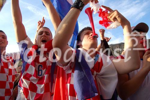 Jubel und Freudentaumel Kroatischer Fussballfans nach dem Sieg über die Deutsche Nationalelf