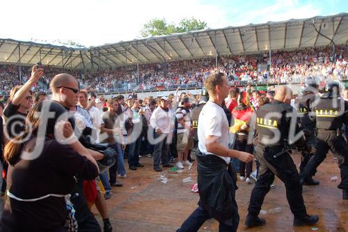 Tumulte und Schlägereinen zwischen Deutschen und Kroatischen Fans in der Fanzone in Zürich.