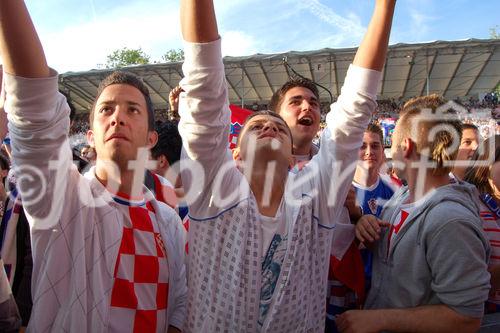 Jubel und Freudentaumel Kroatischer Fussballfans nach dem Sieg über die Deutsche Nationalelf