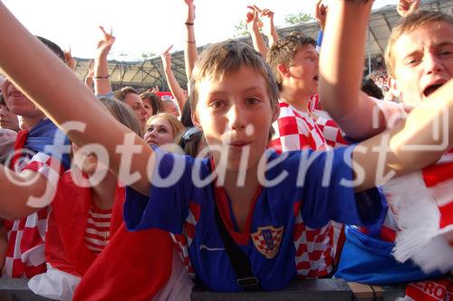 Jubel und Freudentaumel Kroatischer Fussballfans nach dem Sieg über die Deutsche Nationalelf