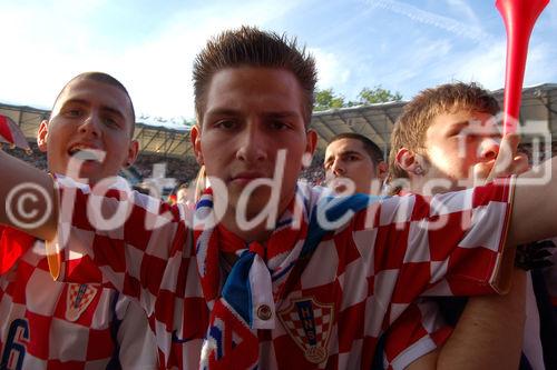 Jubel und Freudentaumel Kroatischer Fussballfans nach dem Sieg über die Deutsche Nationalelf