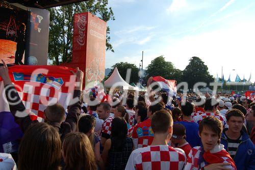 Sport; Uefa-Sportereignis; Euro 2008; EM08; Deutsche; kroatische Fans beim Spiel Deutschland – Kroatien; Fanzone Zürich; Fussballspiel; Fussballfans, Menschenassen, 