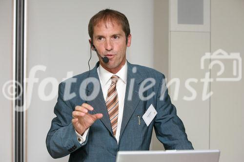 (C) fotodienst/Anna Rauchenberger - Wien, 11.06.2008 - Die GfK Roadshow fand zum Thema 'Stammkunden wandern ab. 
Schicksal oder Versäumnis?' statt. Der Fokus der Marketingaktivitäten liegt heute vermehrt auf Neukundengewinnung statt auf bereits bestehenden Kunden, da hier oft von (lebens)lang andauernder Markenbindung ausgegangen wird. FOTO: Tobias Schediwy (GfK)