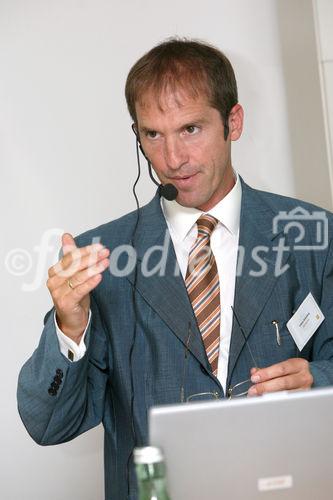 (C) fotodienst/Anna Rauchenberger - Wien, 11.06.2008 - Die GfK Roadshow fand zum Thema 'Stammkunden wandern ab. 
Schicksal oder Versäumnis?' statt. Der Fokus der Marketingaktivitäten liegt heute vermehrt auf Neukundengewinnung statt auf bereits bestehenden Kunden, da hier oft von (lebens)lang andauernder Markenbindung ausgegangen wird. FOTO: Tobias Schediwy (GfK)