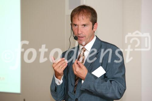 (C) fotodienst/Anna Rauchenberger - Wien, 11.06.2008 - Die GfK Roadshow fand zum Thema 'Stammkunden wandern ab. 
Schicksal oder Versäumnis?' statt. Der Fokus der Marketingaktivitäten liegt heute vermehrt auf Neukundengewinnung statt auf bereits bestehenden Kunden, da hier oft von (lebens)lang andauernder Markenbindung ausgegangen wird. FOTO: Tobias Schediwy (GfK)