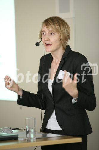 (C) fotodienst/Anna Rauchenberger - Wien, 11.06.2008 - Die GfK Roadshow fand zum Thema 'Stammkunden wandern ab. 
Schicksal oder Versäumnis?' statt. Der Fokus der Marketingaktivitäten liegt heute vermehrt auf Neukundengewinnung statt auf bereits bestehenden Kunden, da hier oft von (lebens)lang andauernder Markenbindung ausgegangen wird. FOTO: Nadine Murza (GfK Austria)