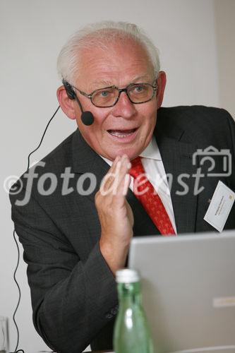 (C) fotodienst/Anna Rauchenberger - Wien, 11.06.2008 - Die GfK Roadshow fand zum Thema 'Stammkunden wandern ab. 
Schicksal oder Versäumnis?' statt. Der Fokus der Marketingaktivitäten liegt heute vermehrt auf Neukundengewinnung statt auf bereits bestehenden Kunden, da hier oft von (lebens)lang andauernder Markenbindung ausgegangen wird. FOTO: Wolfgang Twardawa (Division Manager GfK Panel Service)