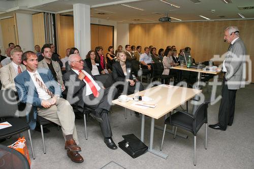 (C) fotodienst/Anna Rauchenberger - Wien, 11.06.2008 - Die GfK Roadshow fand zum Thema 'Stammkunden wandern ab. 
Schicksal oder Versäumnis?' statt. Der Fokus der Marketingaktivitäten liegt heute vermehrt auf Neukundengewinnung statt auf bereits bestehenden Kunden, da hier oft von (lebens)lang andauernder Markenbindung ausgegangen wird. FOTO: Dr. Peter Haller (Geschäftsführer Serviceplan Agenturgruppe)