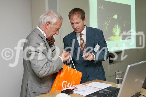 (C) fotodienst/Anna Rauchenberger - Wien, 11.06.2008 - Die GfK Roadshow fand zum Thema 'Stammkunden wandern ab. 
Schicksal oder Versäumnis?' statt. Der Fokus der Marketingaktivitäten liegt heute vermehrt auf Neukundengewinnung statt auf bereits bestehenden Kunden, da hier oft von (lebens)lang andauernder Markenbindung ausgegangen wird. FOTO: Tobias Schediwy (GfK), Dr. Peter Haller (Geschäftsführer Serviceplan Agenturgruppe)