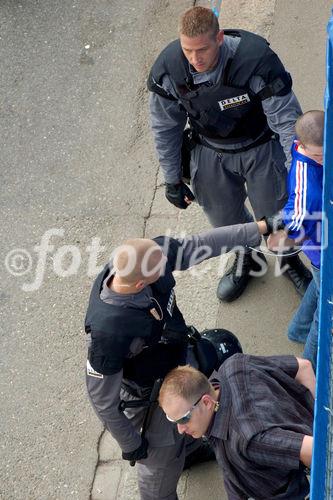 Die Delta-Security-guards verhaften einen Hooligan, nachdem Spotter ihn in der Fussballarena und Public viewing Zone von Zürich gesichtet haben. The Swiss police has everything under controll so far. A tremendous amount of security forces are all around the public viewing areas. Here the Delta-security-forces are capturing a hooligan. 