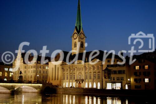 Zürich, Fraumünsterkirche an der Limmat nachts hell beleuchtet, Switzerland, Zürich by night. Fraumünster-church at the Limmat river in the old part of the town. 
