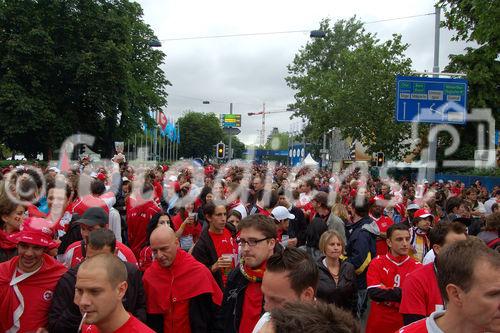 Zürichs Euro 2008 Fanzone am Utoquai-Bellevue ist mit enttäuschten Fussballfans nach der Niederlage gegen die Tschechen vollgestopft