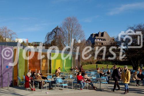 Schweiz: Zürich Euro 08 Host City, Seefeld, Café, Restaurant, WC's., Personen, Winter, 
Sonenschein, Spaziergang, 
Switzerland, Lakeside Zürich, people walking, enjoying sunshine and moderate temperature in wintertime at the border of the lake in the aera called Seefeld
with will be part of the Euro 08 Fanzone. 