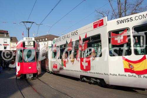 Alles Euro 08 oder was? Die Schweiz im Fussball-Fieber - zumindest die Sponsoren heizen uns jetzt schon kräftig ein. Swiss und Credit Suisse Trämli am Basler Barfüsser-Platz (Barfi). Sport, Fussball Europameisterschafts Spiele Euro Host City, Werbung, Sponsoring UEFA, Öffentlicher Verkehr; public transport publicity euro 08 football games in Basel, Airline Swiss and Bank Credit Suisse are sponsoring the Basler Trämli