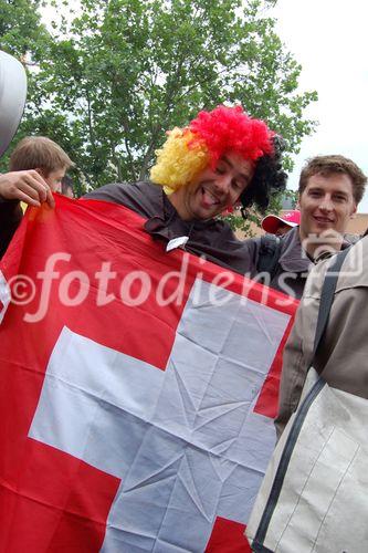 Nationalstolz oder Schadenfreude eines Deutschen Fussballfan mit Schweizer Flagge am Eröffnungsspiel der Schweizer gegen die Tschechen