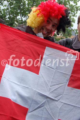 Nationalstolz oder Schadenfreude eines Deutschen Fussballfan mit Schweizer Flagge am Eröffnungsspiel der Schweizer gegen die Tschechen