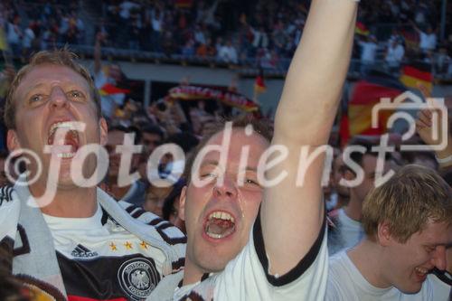 Jubel der Deutschen Fussball-Fans nach dem Sieg über ie Polen in der Fanzone von Zürich. German Footballfan in the public viewing arena of Zürich