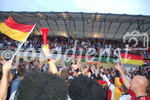 Jubel der Deutschen Fussball-Fans nach dem Sieg über die Polen in der Fanzone von Zürich. shouts of joy of German Footballfan in the public viewing arena of Zürich