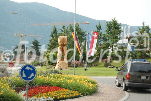 Beim Verkehrskreisel in Ascona begrüssen Flix & Trix die beiden Uefa-Mascottchen die ankommenden Fussballfans und Gäste. At the traffic circle in Ascona the footballfans are welcomed by Trix and Flix the Uefa-mascottes.