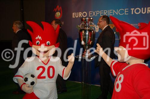 Der neue Henri Delaunay-UEFA-Pokal an der offiziellen Eröffnungsfeier/Startschuss
für die Euro 08 Fussball-Europameisterschaft. Sport. Spieler. 
Switzerland, BAsel, offical opening of the UEFA for the european football championsship
with the new UEFA-HenryDelaunay-Pokal. 