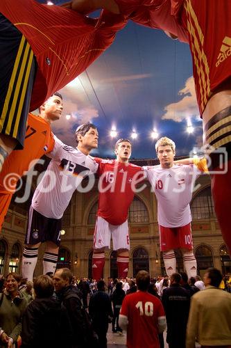 Im Zürcher Hauptbahnhof sind elf 17 Meter hohe Fussballer-Statuen von den EM-Mannschaften für die Euro 2008 aufgestellt