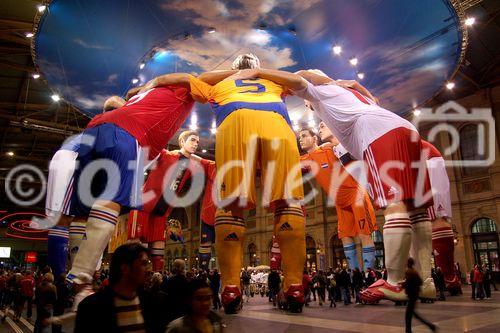 Im Zürcher Hauptbahnhof sind elf 17 Meter hohe Fussballer-Statuen von den EM-Mannschaften für die Euro 2008 aufgestellt