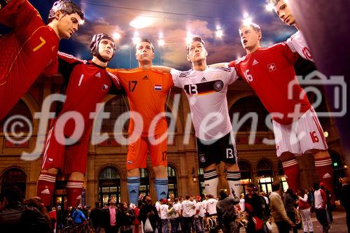 Im Zürcher Hauptbahnhof sind elf 17 Meter hohe Fussballer-Statuen von den EM-Mannschaften während der Euro 2008 aufgestellt