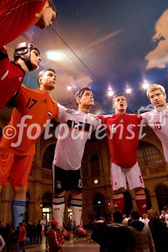 Im Zürcher Hauptbahnhof sind elf 17 Meter hohe Fussballer-Statuen von den EM-Mannschaften während der Euro 2008 aufgestellt