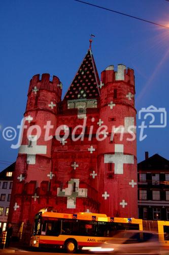 Basel, Spalentor-Illumination für die Euro 08 Fussball Spiele in Basel. Lichtkunstspektakel von Gerry Hofmann und gesponsort von der Bank Credit Suisse. Wahrzeichen von Basel mit Schweizer Kreuzen geschmückt beleuchtet