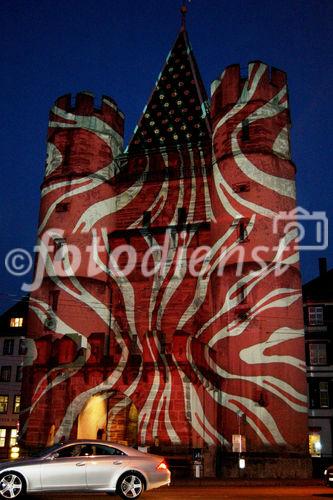 Basels Wahrzeichen schön geschmückt und beleuchtet. Spalentor-Illumination für die Euro 08 Fussball Spiele in Basel. Lichtkunstspektakel von Gerry Hofmann und gesponsort von der Bank Credit Suisse. 