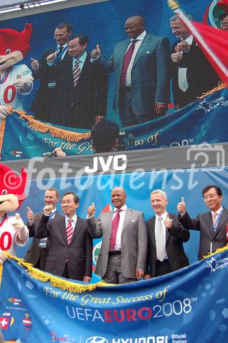 Gruppenbild der Euro 2008 Eröffnungszeremonie in Basel mit Basels regierungsrat Peter Gass, Südafrikas Transportminister, Hyundays Präsident und ...???