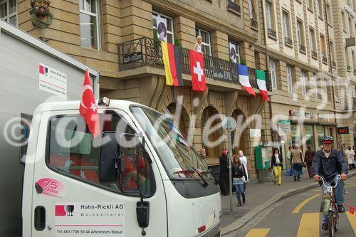 Basel im Euro 2008 Fussball Fieber. Fahnen aller Nationen schmücken die Häuser überall und zeigen den NAtionalstolz der Völker