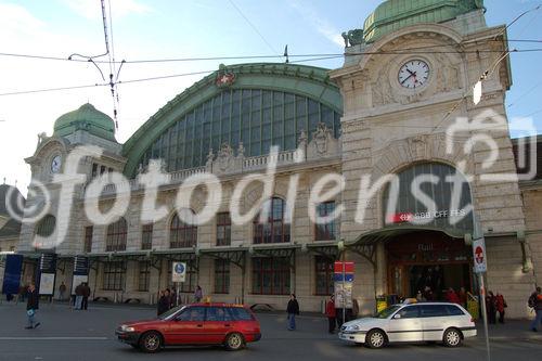 Schweiz, Basel, Bahnhof-Fassade, Verkehr, Personen-Transport, Euro 08 Host City, 
Fussballer, Spiel, Europameisterschaft,Switzerland, Basel, Mainstation, people, public transport,  