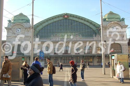 Schweiz, Basel, Bahnhof-Platz, Tramhaltestelle, Verkehr, Personen-Transport, Euro 08 Host City, Fussballer, Spiel, Europameisterschaft,Switzerland, Basel, Mainstation, Tram-Stop, people, public transport, sport-event, european championship