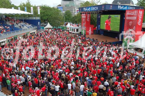 Menschenmassen von Fussballfans in der Public viewing Arena in Zürich beim Match gegen die Tschechen. Masses of footballfans in the public viewing arena in Zürich