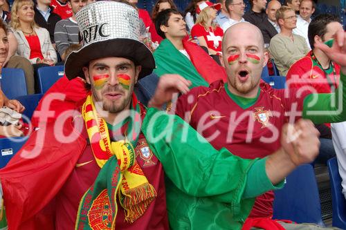 Jubelnde Portugal Fussballfans auf der Tribune der Public viewing Arena in Zürich beim Match gegen die Tschechen. Portugal-footballfans celebrating the victory of their team against the Tschech Team