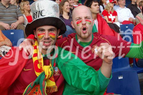 Jubelnde Portugal Fussballfans auf der Tribune der Public viewing Arena in Zürich beim Match gegen die Tschechen, Portugal-footballfans celebrating the victory of their team against the Tschech Team