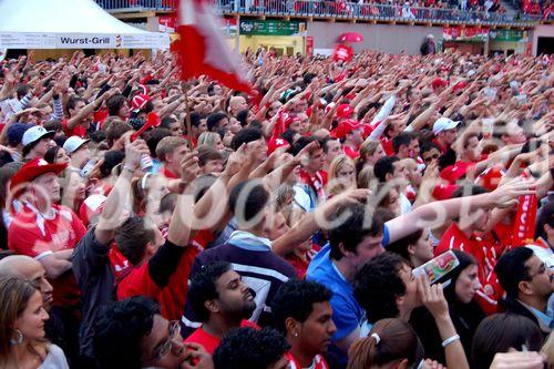 Da war die Welt für die Gastgeber noch in Ordnung: Schweiz-Türkei-Spiel in der 1. Halbzeit nach dem 1:0 für die Schweiz. Happy Swiss footballfans during the 1. part of the game Switzerland-Turkey